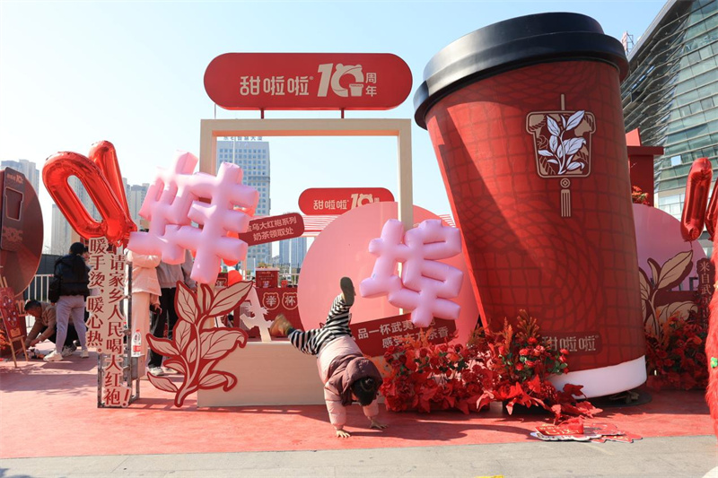 甜啦啦蚌埠南站“紅運”快閃，踐行公益點亮春運旅途